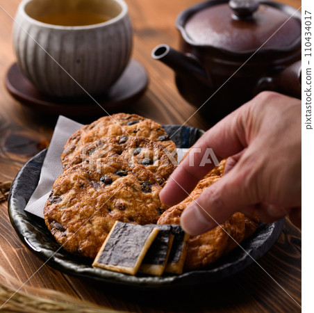 Rice crackers and tea (Japanese tea) Rice crackers and tea (Japanese tea) 110434017
