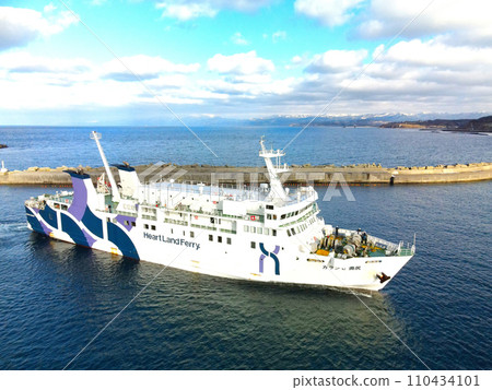 Photographing the scenery of Okushiri Ferry entering Esashi Port, Esashi Town, Hokkaido in winter 110434101