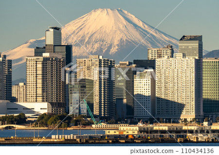 [Kanagawa Prefecture] Yokohama Minato Mirai and Mt. Fuji scenery at dawn 110434136