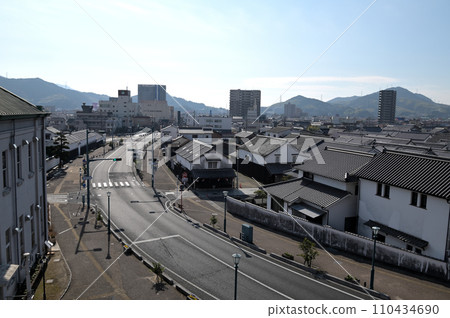 從聖光地山公園看到的白牆街道(山口縣柳井市) 從聖光地山公園看到的白牆街道(山口縣柳井市) 110434690