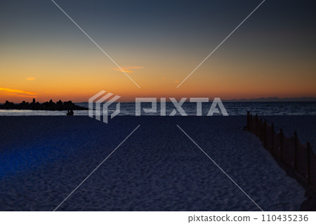 和歌山縣，南紀白濱鎮，夕陽下的白濱海灘 110435236