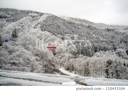 Snowy scenery (Shinshu Matsukawa Valley Takai Bridge) Snowy scenery (Shinshu Matsukawa Valley Takai Bridge) 110435384
