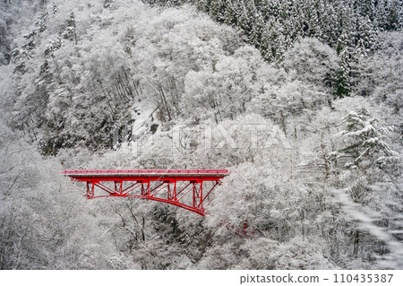 雪景（信州松川溪谷高井橋） 110435387