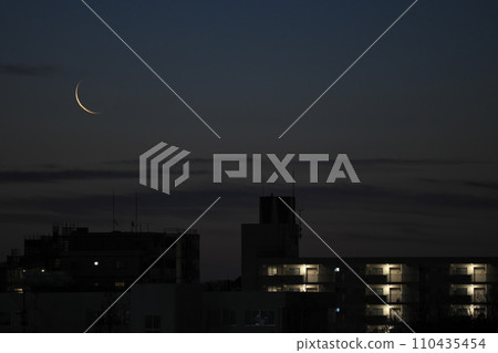 薄薄的月亮在黎明昇起 110435454