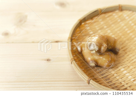 Ginger warms up, increases metabolism, promotes blood circulation 110435534