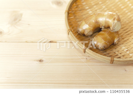 Ginger warms up, increases metabolism, promotes blood circulation 110435536