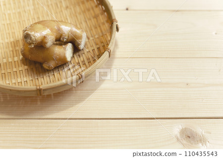 Ginger warms up, increases metabolism, promotes blood circulation 110435543