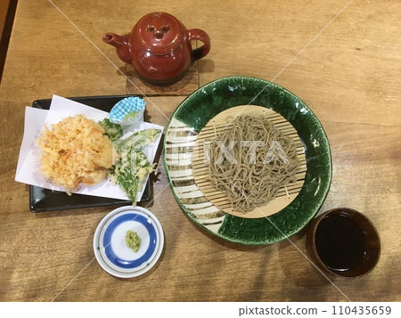 一個春天的一天，我午餐吃了天婦羅蕎麥麵。 110435659