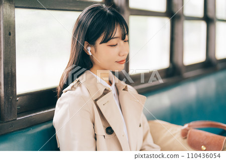 聽音樂的婦女乘火車 110436054
