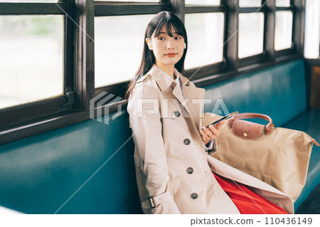 聽音樂的婦女乘火車 110436149