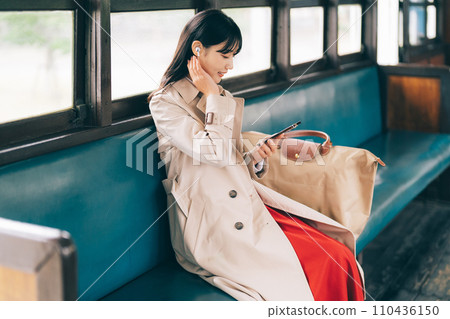 聽音樂的婦女乘火車 110436150
