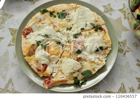 A round bowl with delicious scrambled eggs is on the table 110436557