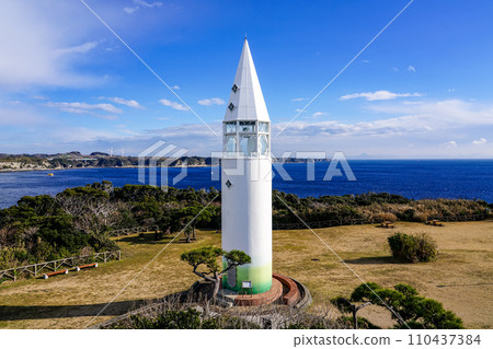 位於城島東端(神奈川縣三浦市)的以三浦蘿蔔為造型的粟崎燈塔 位於城島東端(神奈川縣三浦市)的以三浦蘿蔔為造型的粟崎燈塔 110437384