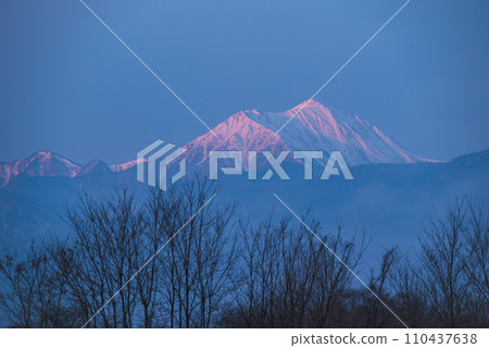 Mt. Jonendake Morgenrot [Photographed from Otakarada Yusui Pond] 110437638