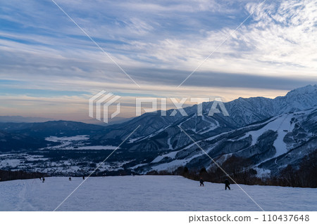 【長野縣】北阿爾卑斯山冬天的白馬村黃昏和雪 110437648