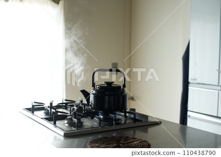 Boiling water in a kettle 110438790