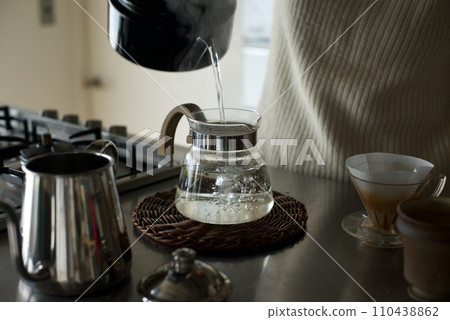 準備沖泡咖啡 準備沖泡咖啡 110438862