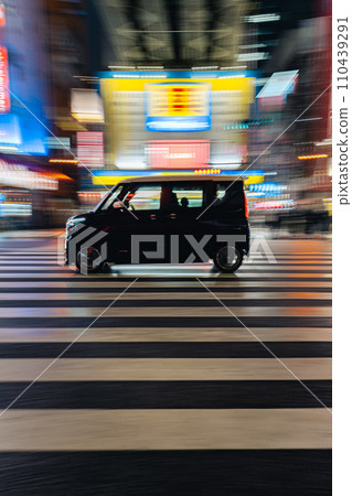 行駛在秋葉原的汽車 110439291