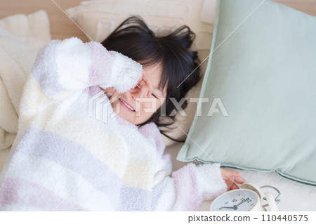 孩子早上起床 110440575