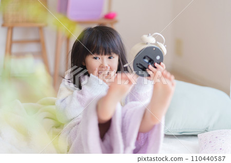 孩子早上起床 孩子早上起床 110440587