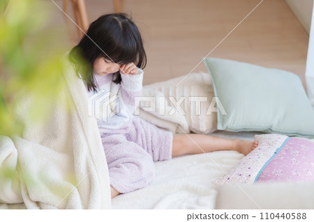 孩子早上起床 孩子早上起床 110440588