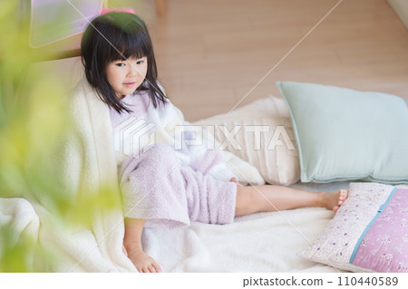 孩子早上起床 孩子早上起床 110440589