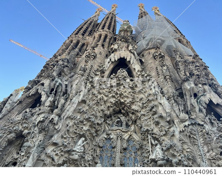 聖家堂在藍天的襯托下閃閃發光 110440961