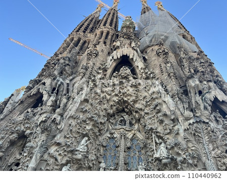 聖家堂在藍天的襯托下閃閃發光 110440962