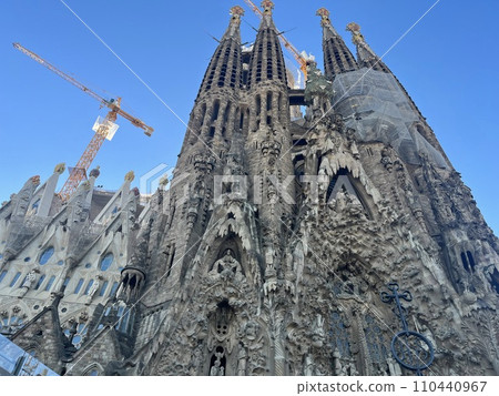 聖家堂在藍天的襯托下閃閃發光 110440967