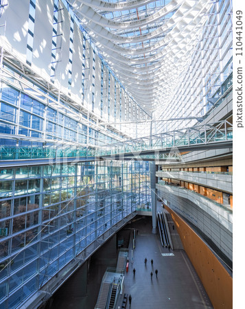 （東京）以其美麗的建築而聞名的東京國際論壇的內景 110441049