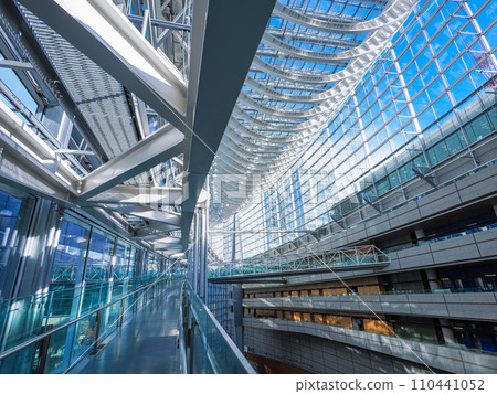 (東京)以其美麗的建築而聞名的東京國際論壇的內景 (東京)以其美麗的建築而聞名的東京國際論壇的內景 110441052