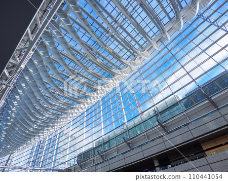 （東京）以其美麗的建築而聞名的東京國際論壇的內景 110441054