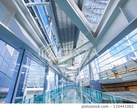 （東京）以其美麗的建築而聞名的東京國際論壇的內景 110441062