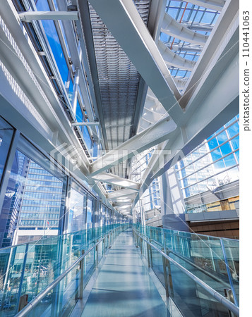 (東京)以其美麗的建築而聞名的東京國際論壇的內景 (東京)以其美麗的建築而聞名的東京國際論壇的內景 110441063
