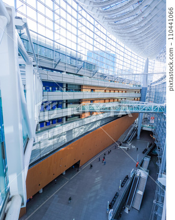 （東京）以其美麗的建築而聞名的東京國際論壇的內景 110441066