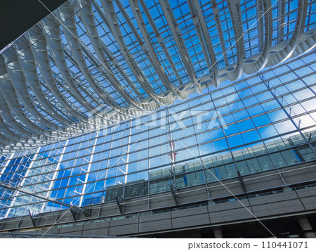 （東京）以其美麗的建築而聞名的東京國際論壇的內景 110441071