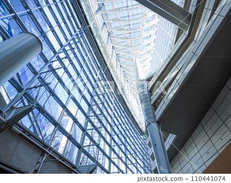 (Tokyo) Interior view of the Tokyo International Forum, known for its beautiful architecture 110441074