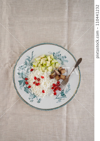 Breakfast of cottage cheese, green apple and pomegranate seeds 110441232