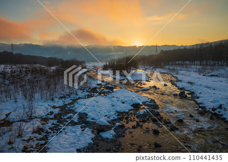 [Sunrise] Matsukawa in winter [Photographed from Hakuba Ohashi Bridge] 110441435