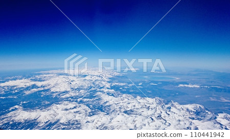 從飛機上看到的山脈 北美上空的風景 110441942