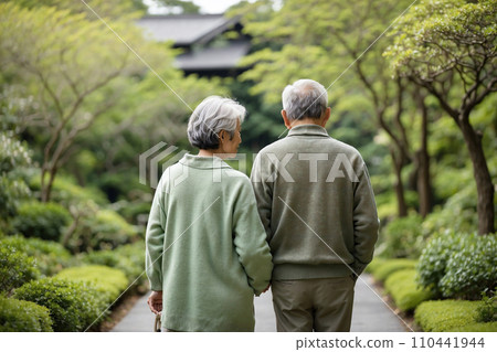 散步的老年夫婦人工智慧生成的圖像 110441944