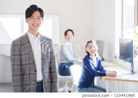 在辦公室工作的商人 110441966