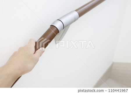 抓住樓梯欄桿的圖片 110441967