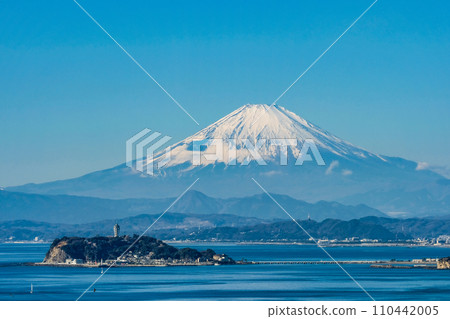 Mt. Fuji and Enoshima from Zushi Mt. Fuji and Enoshima from Zushi 110442005