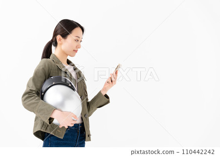 一個拿著頭盔、拿著智慧型手機的女人 110442242