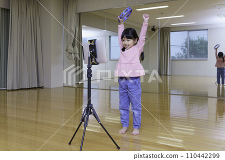 看著平板電腦跳舞的小學生攝影合作:有明教育藝術大學 看著平板電腦跳舞的小學生攝影合作:有明教育藝術大學 110442299