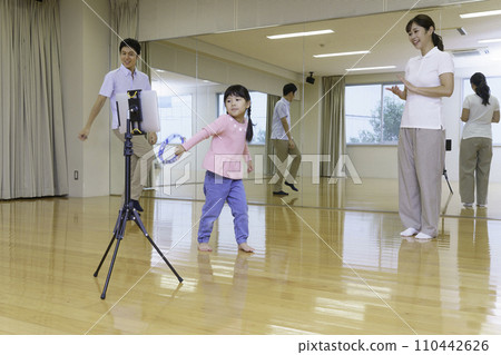 Elementary school girl dancing while looking at a tablet Photography cooperation: Ariake College of Education and Arts 110442626