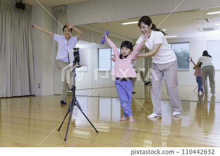 看著平板電腦跳舞的小學生攝影合作：有明教育藝術大學 110442632