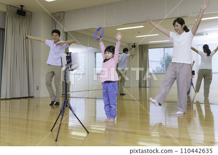 Elementary school girl dancing while looking at a tablet Photography cooperation: Ariake College of Education and Arts 110442635