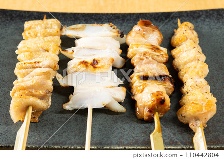 Assortment of 4 types of delicious yakitori 110442804
